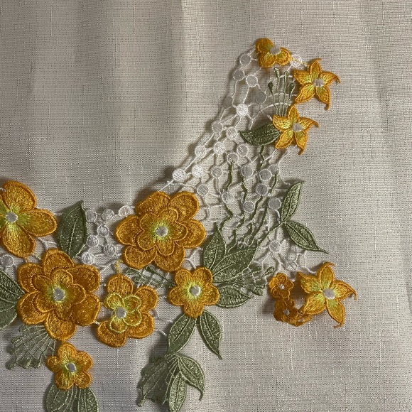 Floral  thread embroidery cutwork style neck line (1pc) appliqué of high quality - Picture 6 of 9